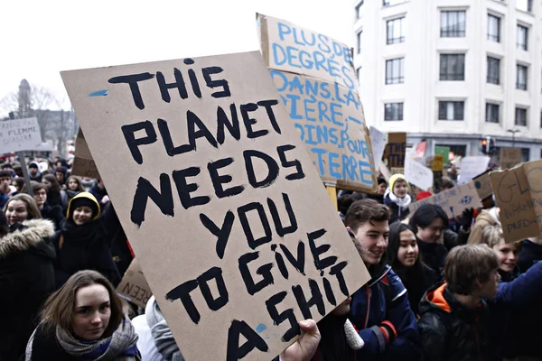 Belgijscy studenci zbierają się na demonstrację klimatyczną w Brukseli, — Zdjęcie stockowe