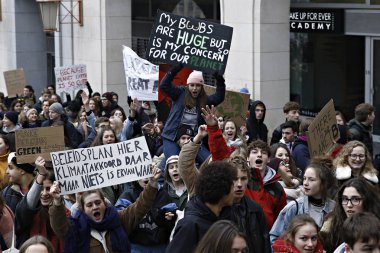 Belçikalı öğrenciler Brüksel'de bir iklim gösterisi için bir araya geldi,