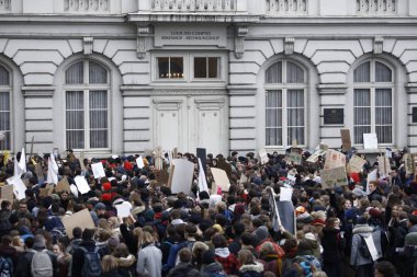 Belçikalı öğrenciler Brüksel'de bir iklim gösterisi için bir araya geldi,