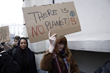 Belçikalı öğrenciler Brüksel'de bir iklim gösterisi için bir araya geldi,
