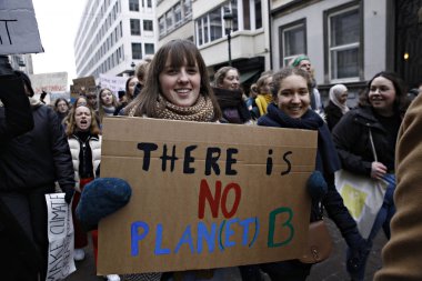 Belçikalı öğrenciler Brüksel'de bir iklim gösterisi için bir araya geldi,