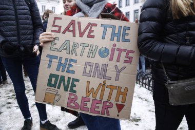 Belçikalı öğrenciler Brüksel'de bir iklim gösterisi için bir araya geldi,