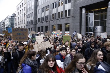 Belçikalı öğrenciler Brüksel'de bir iklim gösterisi için bir araya geldi,