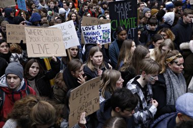 Belçikalı öğrenciler Brüksel'de bir iklim gösterisi için bir araya geldi,
