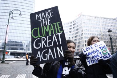 Belçikalı öğrenciler Brüksel'de bir iklim gösterisi için bir araya geldi,