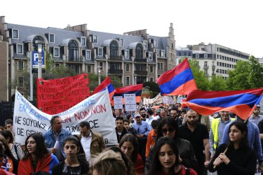 Brüksel,Belgim on 24 Nisan 2019. 1915'te Osmanlı İmparatorluğu'nda Ermenilerin toplu şekilde katledilen ermenilerinin ölüm yıldönümü anısına düzenlenen yürüyüşte yüzlerce Ermeni slogan lar atıyor ve bayrak sallıyor.. 