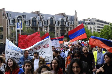 Brüksel,Belgim on 24 Nisan 2019. 1915'te Osmanlı İmparatorluğu'nda Ermenilerin toplu şekilde katledilen ermenilerinin ölüm yıldönümü anısına düzenlenen yürüyüşte yüzlerce Ermeni slogan lar atıyor ve bayrak sallıyor.. 