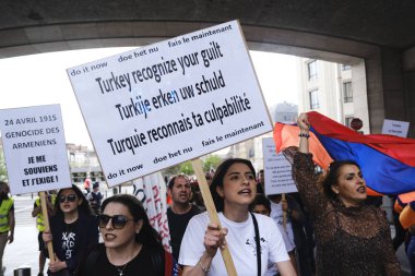 Brüksel,Belgim on 24 Nisan 2019. 1915'te Osmanlı İmparatorluğu'nda Ermenilerin toplu şekilde katledilen ermenilerinin ölüm yıldönümü anısına düzenlenen yürüyüşte yüzlerce Ermeni slogan lar atıyor ve bayrak sallıyor.. 