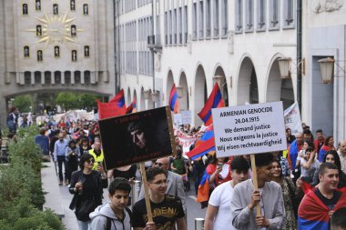 Brüksel,Belgim on 24 Nisan 2019. 1915'te Osmanlı İmparatorluğu'nda Ermenilerin toplu şekilde katledilen ermenilerinin ölüm yıldönümü anısına düzenlenen yürüyüşte yüzlerce Ermeni slogan lar atıyor ve bayrak sallıyor.. 