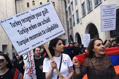 Brüksel,Belgim on 24 Nisan 2019. 1915'te Osmanlı İmparatorluğu'nda Ermenilerin toplu şekilde katledilen ermenilerinin ölüm yıldönümü anısına düzenlenen yürüyüşte yüzlerce Ermeni slogan lar atıyor ve bayrak sallıyor.. 