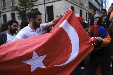 Brüksel,Belgim on 24 Nisan 2019. Ermeniler, 1915'te Osmanlı İmparatorluğu'nda Ermenilerin toplu şekilde katledilen lerin yıl dönümü anısına düzenlenen bir demonion sırasında Türk bayrağı yakıyorlar.. 
