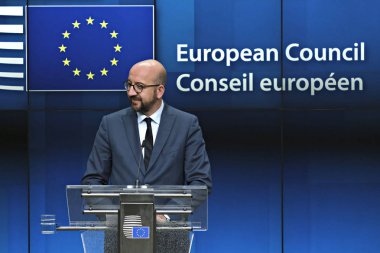 Belçika Başbakanı Charles Michel, 2 Temmuz 2019'da Brüksel'de düzenlenen Avrupa Birliği zirvesinin üçüncü gününde Ab liderlerinin bloğun üst düzey işlerle ilgili anlaşmasını sonrasında düzenlediği basın toplantısında yaptığı konuşmada jestlerini yaptı..