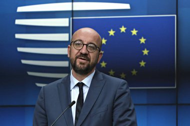 Belçika Başbakanı Charles Michel, 2 Temmuz 2019'da Brüksel'de düzenlenen Avrupa Birliği zirvesinin üçüncü gününde Ab liderlerinin bloğun üst düzey işlerle ilgili anlaşmasını sonrasında düzenlediği basın toplantısında yaptığı konuşmada jestlerini yaptı..