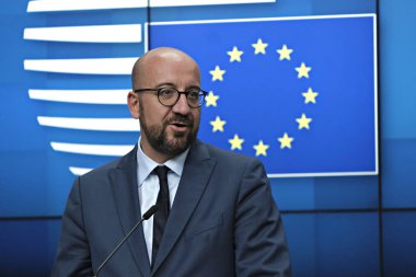 Belçika Başbakanı Charles Michel, 2 Temmuz 2019'da Brüksel'de düzenlenen Avrupa Birliği zirvesinin üçüncü gününde Ab liderlerinin bloğun üst düzey işlerle ilgili anlaşmasını sonrasında düzenlediği basın toplantısında yaptığı konuşmada jestlerini yaptı..