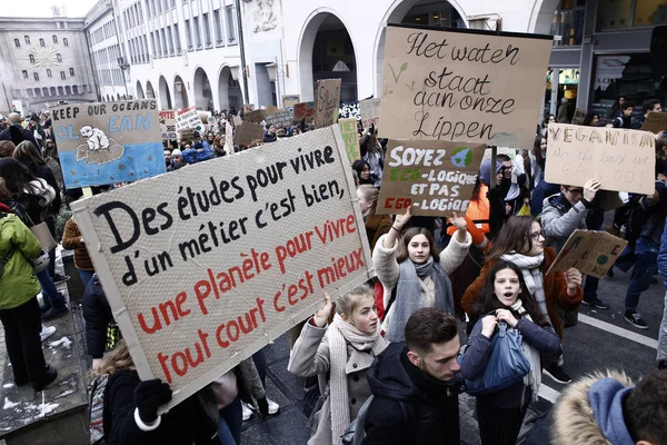 Бельгийские студенты собираются на климатическую демонстрацию в Брюсселе , — стоковое фото