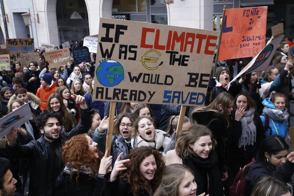 Belgijscy studenci zbierają się na demonstrację klimatyczną w Brukseli, — Zdjęcie stockowe