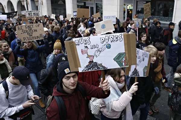 Belgian students gather for a climate demonstration in Brussels, — Stock Photo, Image