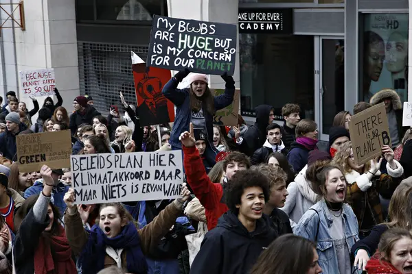 Belgian students gather for a climate demonstration in Brussels, — Stock Photo, Image