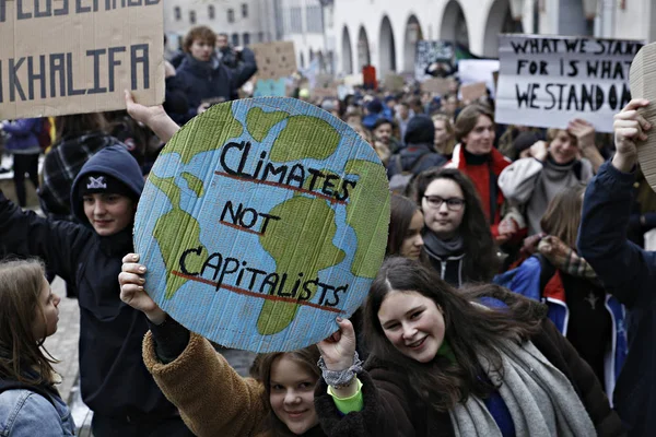 Belgijscy studenci zbierają się na demonstrację klimatyczną w Brukseli, — Zdjęcie stockowe