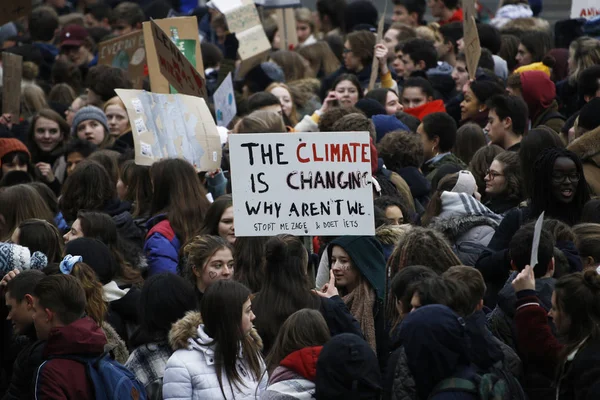 Belgičtí studenti se shromažďují za klimatickou ukázku v Bruselu., — Stock fotografie