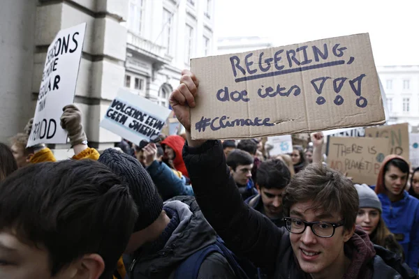 Belgijscy studenci zbierają się na demonstrację klimatyczną w Brukseli, — Zdjęcie stockowe