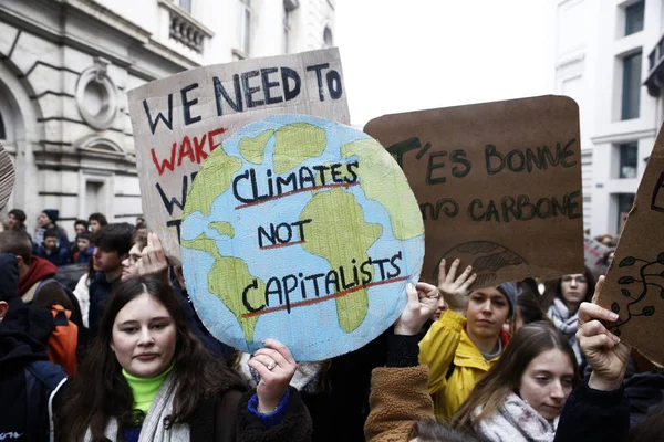 Estudiantes belgas se reúnen para una manifestación climática en Bruselas , — Foto de Stock