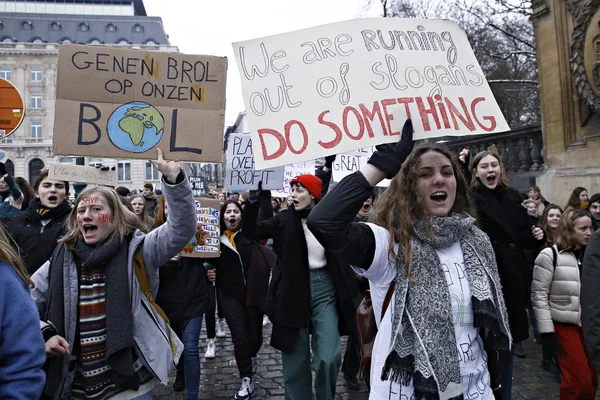 Estudiantes belgas se reúnen para una manifestación climática en Bruselas , —  Fotos de Stock