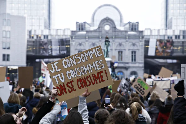 Des étudiants belges se rassemblent pour une manifestation climatique à Bruxelles , — Photo