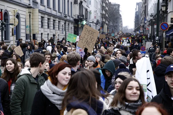 Estudiantes belgas se reúnen para una manifestación climática en Bruselas , — Foto de Stock