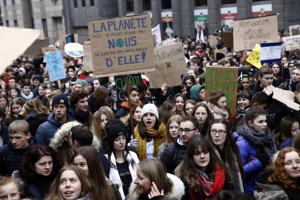 Gli studenti belgi si riuniscono per una manifestazione sul clima a Bruxelles , — Foto Stock