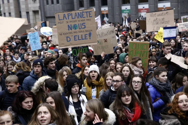 Belgische studenten verzamelen voor een klimaat demonstratie in Brussel, — Stockfoto