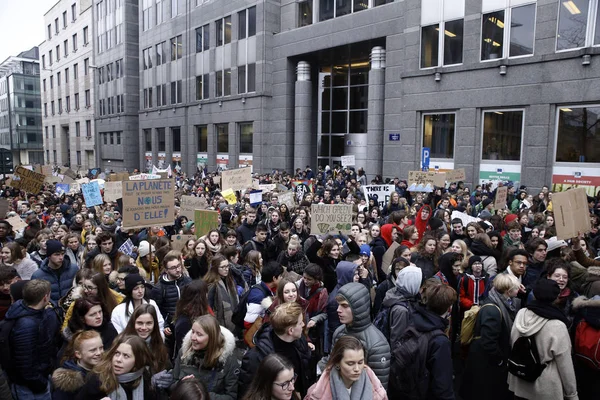 Belgičtí studenti se shromažďují za klimatickou ukázku v Bruselu., — Stock fotografie