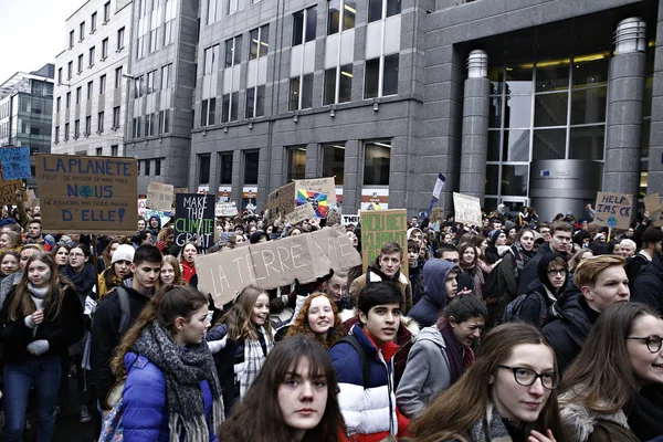 Belgiska studenter samlas för en klimat demonstration i Bryssel, — Stockfoto