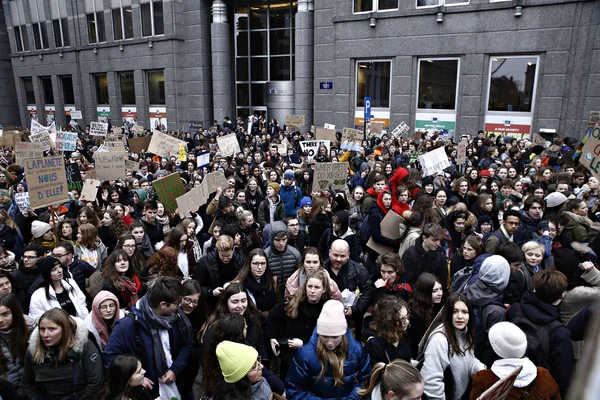 Estudiantes belgas se reúnen para una manifestación climática en Bruselas , —  Fotos de Stock