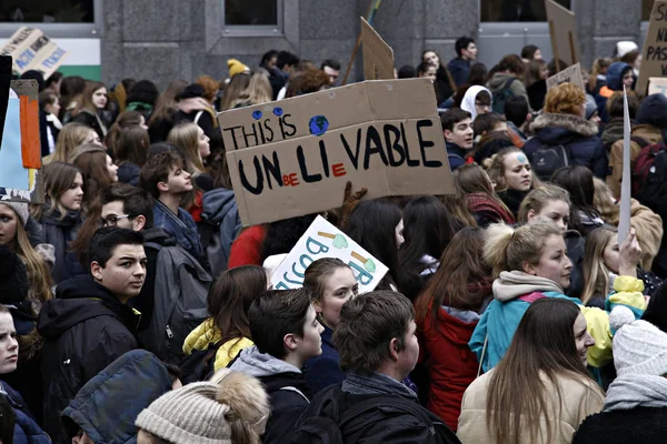 Бельгийские студенты собираются на климатическую демонстрацию в Брюсселе , — стоковое фото
