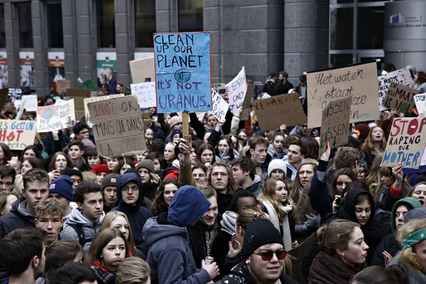 Belgičtí studenti se shromažďují za klimatickou ukázku v Bruselu., — Stock fotografie