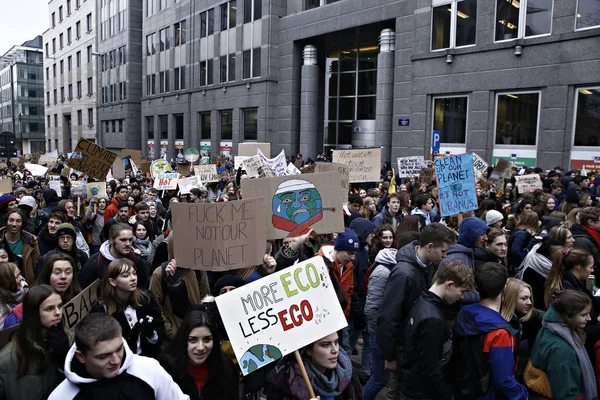 Estudiantes belgas se reúnen para una manifestación climática en Bruselas , — Foto de Stock