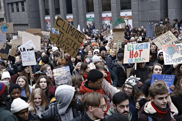 Belgijscy studenci zbierają się na demonstrację klimatyczną w Brukseli, — Zdjęcie stockowe