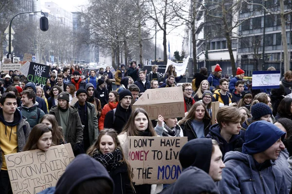 Belgijscy studenci zbierają się na demonstrację klimatyczną w Brukseli, — Zdjęcie stockowe