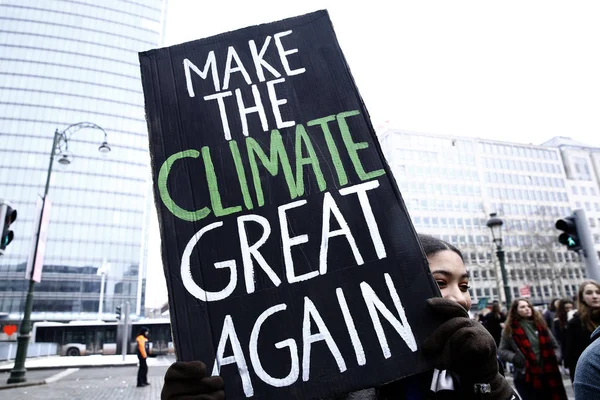 Бельгійські студенти збираються для демонстрації клімату в Брюсселі, — стокове фото