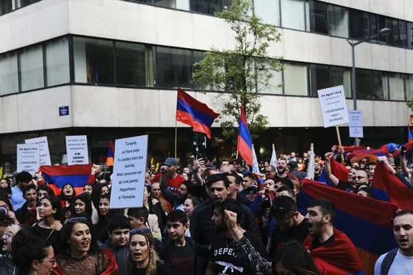 Brüksel,Belgim on 24 Nisan 2019. 1915'te Osmanlı İmparatorluğu'nda Ermenilerin toplu şekilde katledilen ermenilerinin ölüm yıldönümü anısına düzenlenen yürüyüşte yüzlerce Ermeni slogan lar atıyor ve bayrak sallıyor.. 