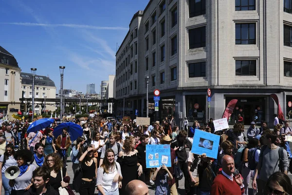 La gente participa en una manifestación llamada "Huelga Global por el Cl — Foto de Stock