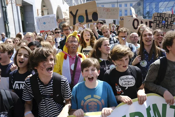 La gente participa en una manifestación llamada "Huelga Global por el Cl —  Fotos de Stock