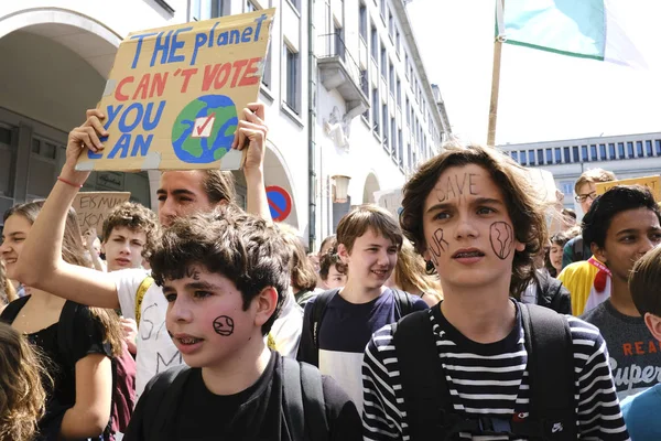 사람들은 "Cl에 대한 글로벌 파업"이라는 데모에 참여 — 스톡 사진
