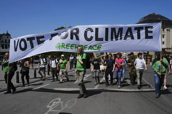 People take part in a demonstration called "Global Strike for Cl — Stock Photo, Image