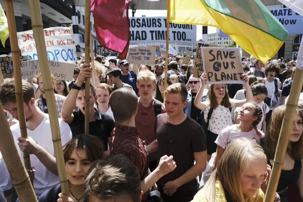 Mensen nemen deel aan een demonstratie genaamd "Global Strike for cl — Stockfoto