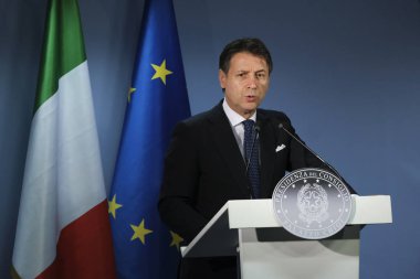 Brüksel, Belçika. 20. Haz 2019. İtalya Başbakanı Giuseppe Conte, Avrupa Birliği liderler zirvesinin sonuçları yla ilgili basın toplantısı düzenledi 