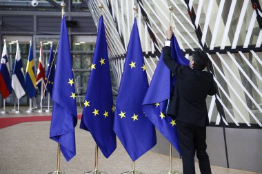 Brüksel, Belçika. 28 Mayıs 2019.An yetkilisi, Avrupa Birliği Zirvesi sırasında Avrupa Konseyi binasının lobisinde bir Avrupa Birliği bayrağı nı ayarlıyor.