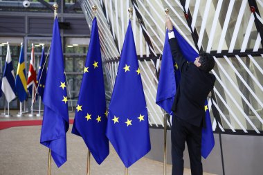 Brüksel, Belçika. 28 Mayıs 2019.An yetkilisi, Avrupa Birliği Zirvesi sırasında Avrupa Konseyi binasının lobisinde bir Avrupa Birliği bayrağı nı ayarlıyor.