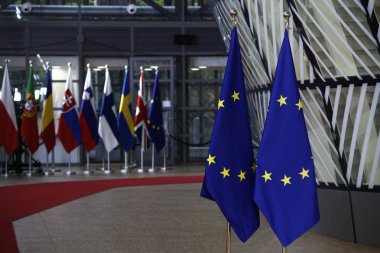 Brüksel, Belçika. 28 Mayıs 2019. Avrupa Birliği Zirvesi'nde AB Konseyi binasında AB bayrakları.